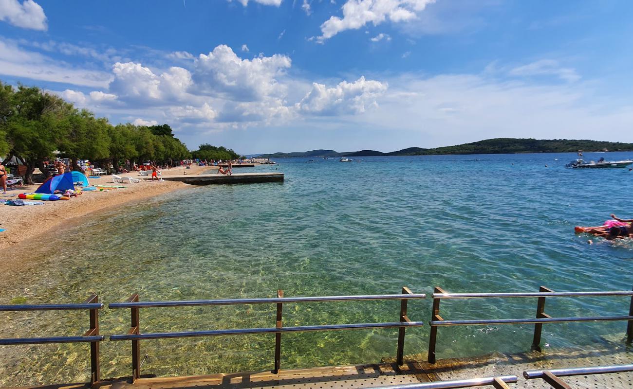 Photo de Srima beach avec caillou fin clair de surface