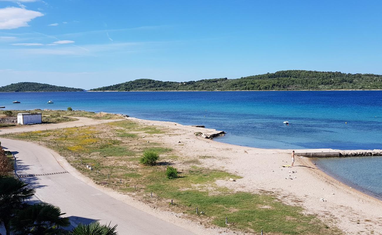 Photo de Maras beach avec petits galets beige de surface