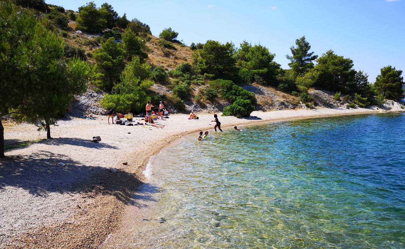 Photo de Martinska beach avec petits galets beige de surface