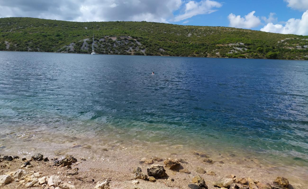 Photo de Sarina Draga avec terrain rocheux de surface