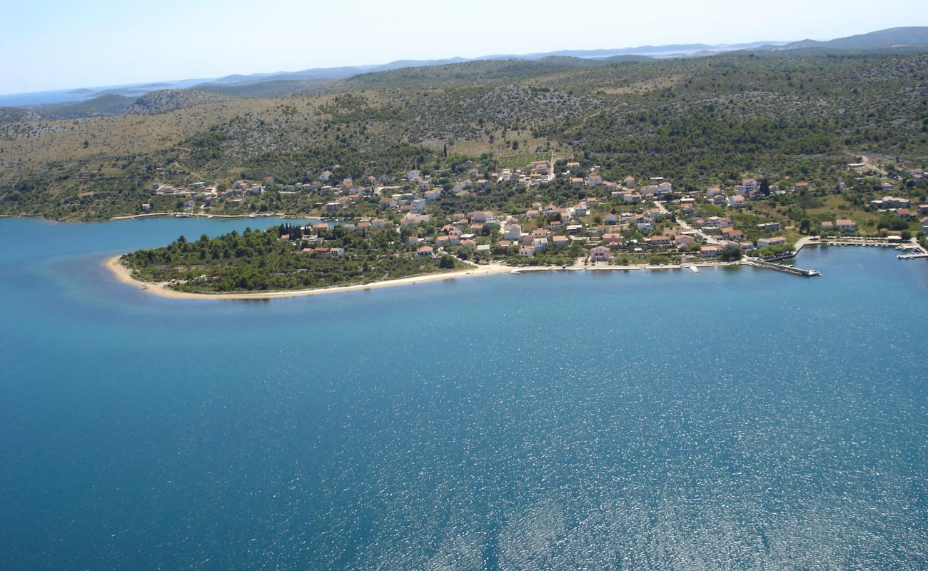 Photo de Djelo beach avec galets beige de surface