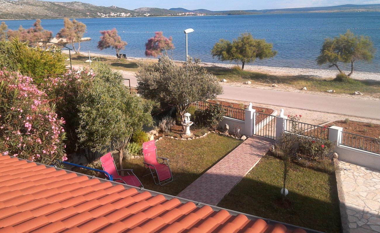 Photo de Solist II beach avec galets beige de surface