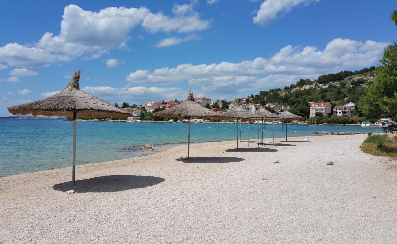 Photo de Jasenovo beach avec petits galets beige de surface