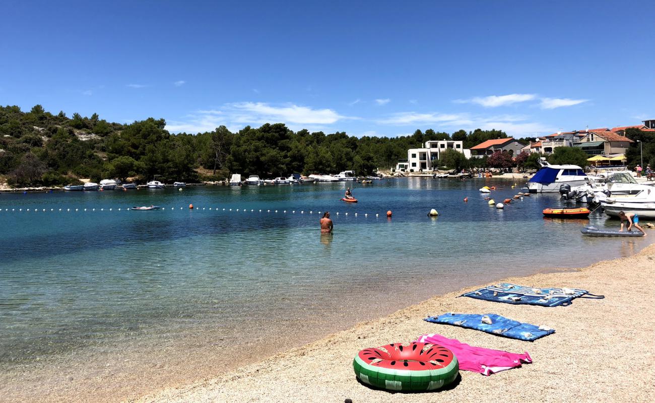 Photo de Galesnica beach avec caillou fin clair de surface