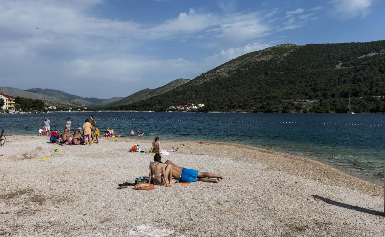 Photo de Banovci beach avec caillou fin clair de surface