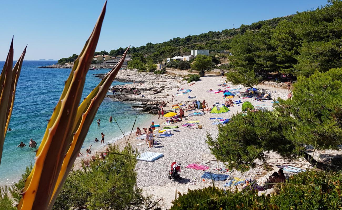 Photo de Dolac beach avec caillou fin clair de surface