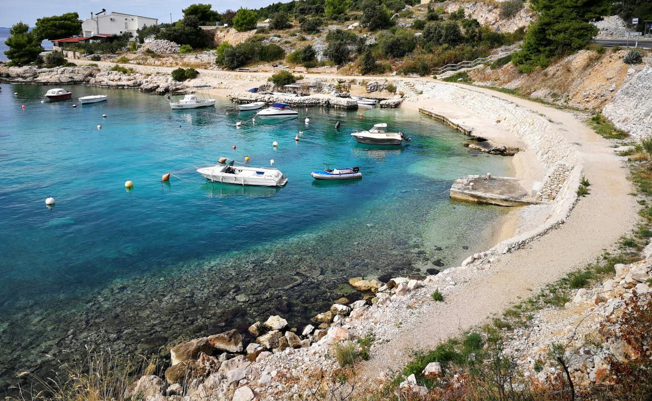 Photo de Dolac III beach avec caillou fin clair de surface