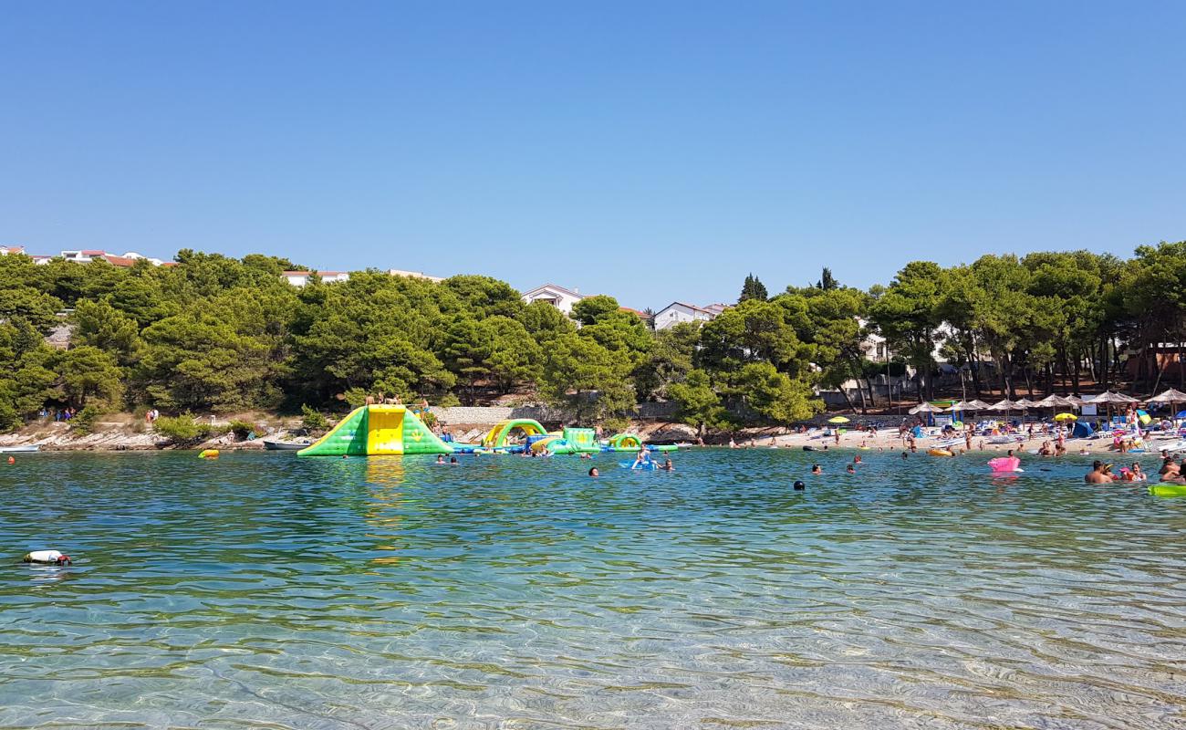 Photo de Plage Velika Raduca II avec caillou fin clair de surface