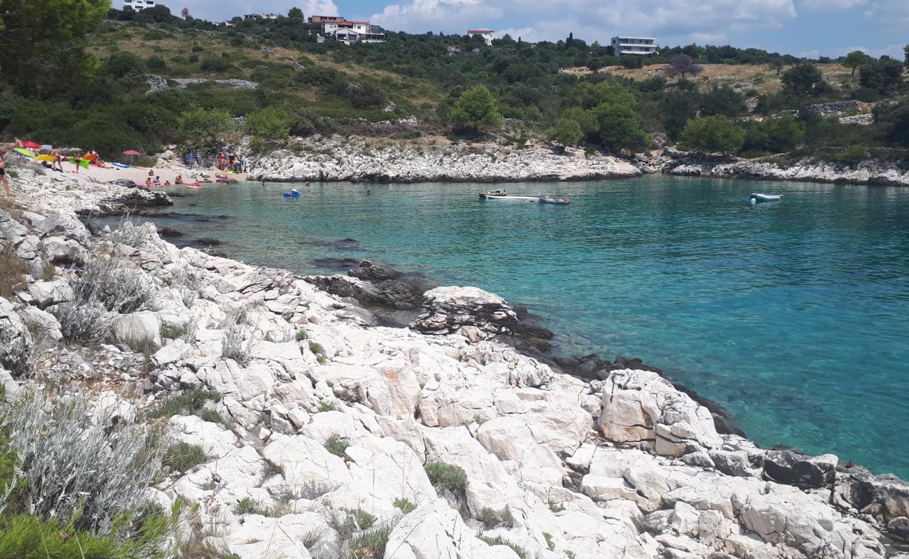 Photo de Zecevo II wild beach avec petits galets beige de surface