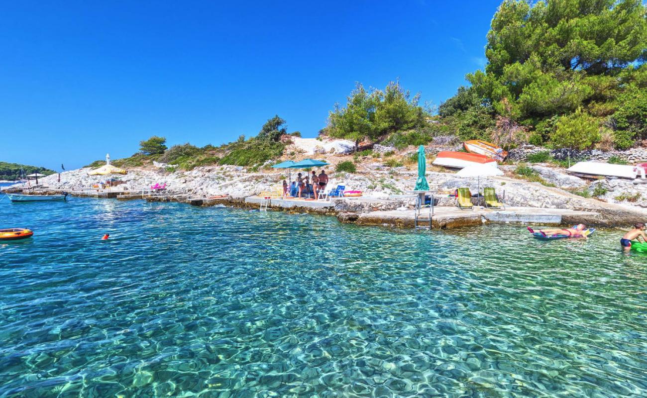 Photo de Zecevo beach III avec sable beige & galets de surface