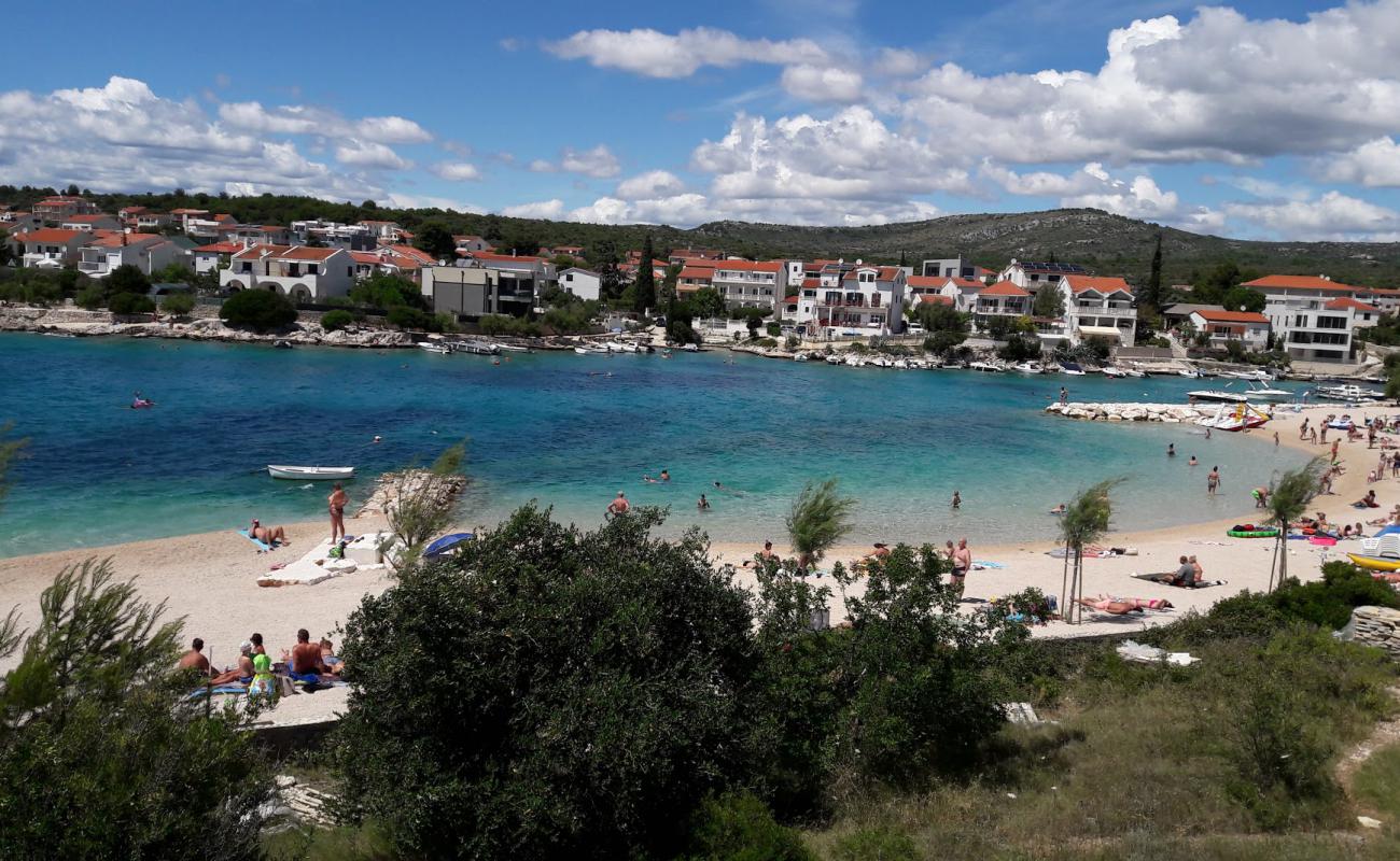 Photo de Grgic beach avec caillou fin clair de surface