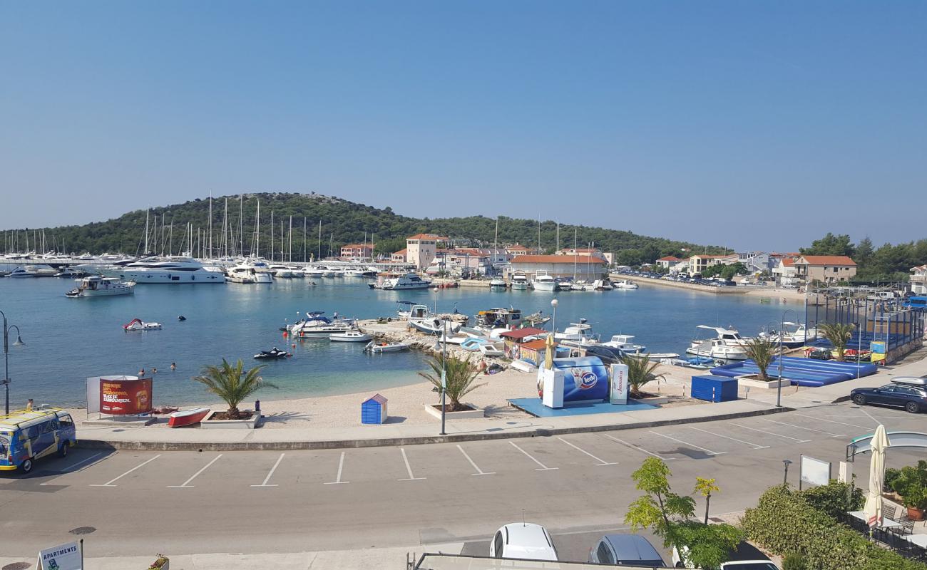 Photo de Rogoznica beach avec caillou fin clair de surface