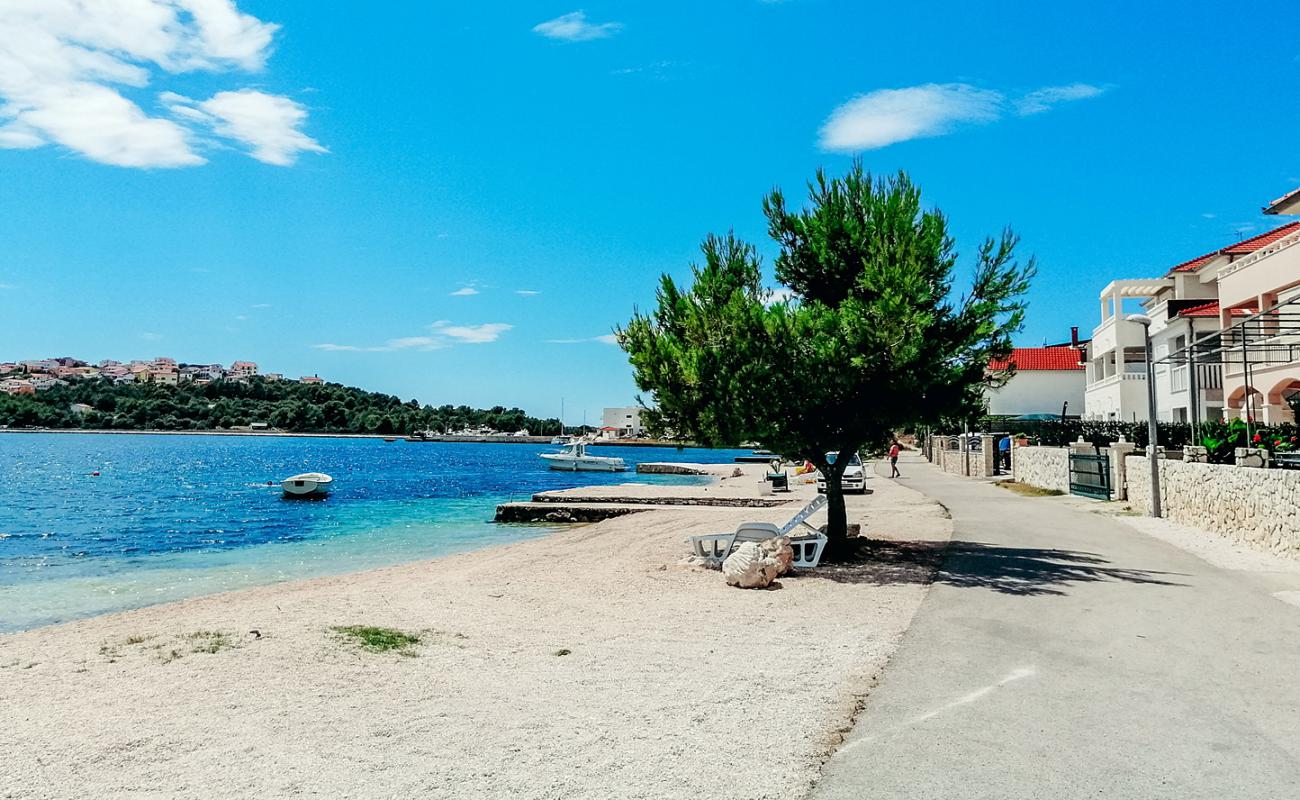 Photo de Podglavica beach avec petits galets beige de surface