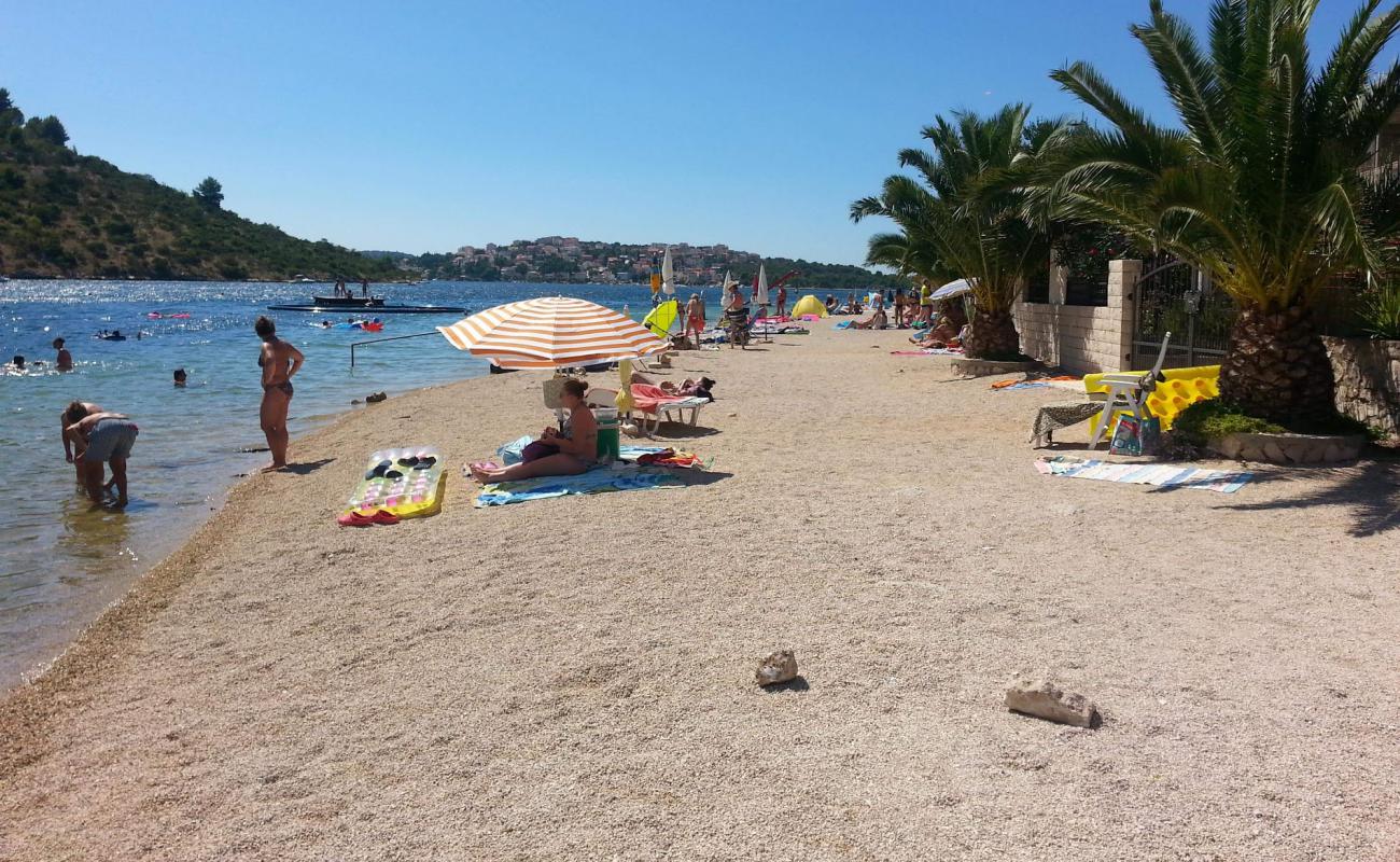 Photo de Stupin beach avec petits galets beige de surface