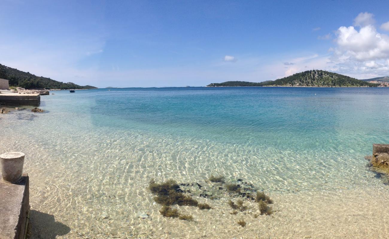Photo de Mezaroca beach avec petits galets beige de surface