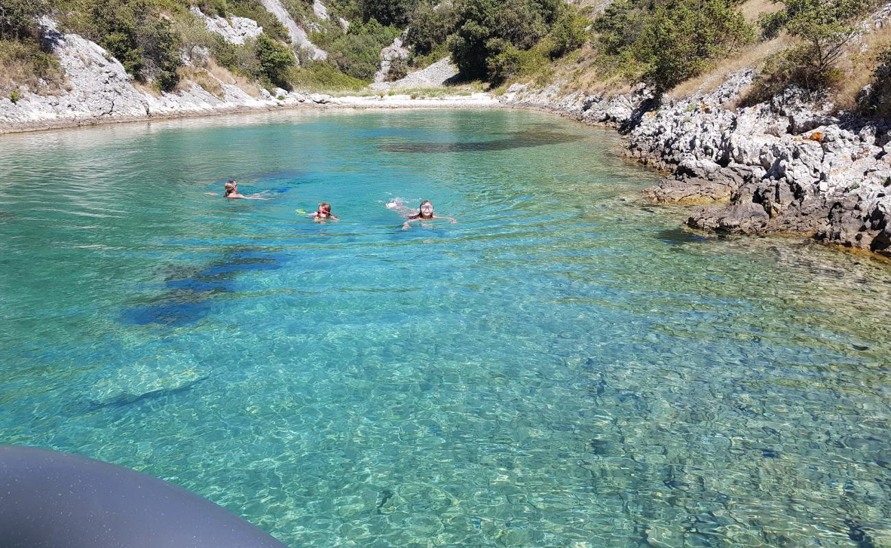 Photo de Borovica Cove avec galets beige de surface