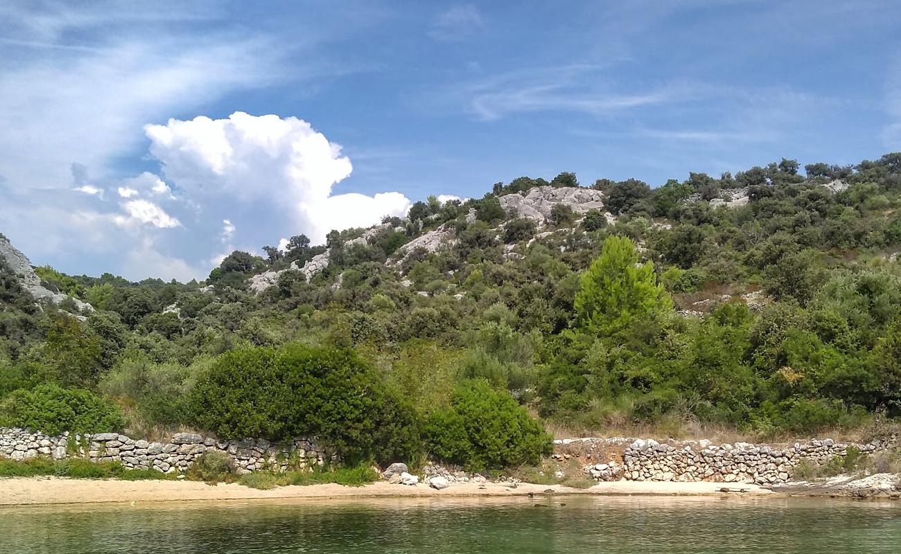 Photo de Uvala Sicenica avec sable beige & pierres de surface