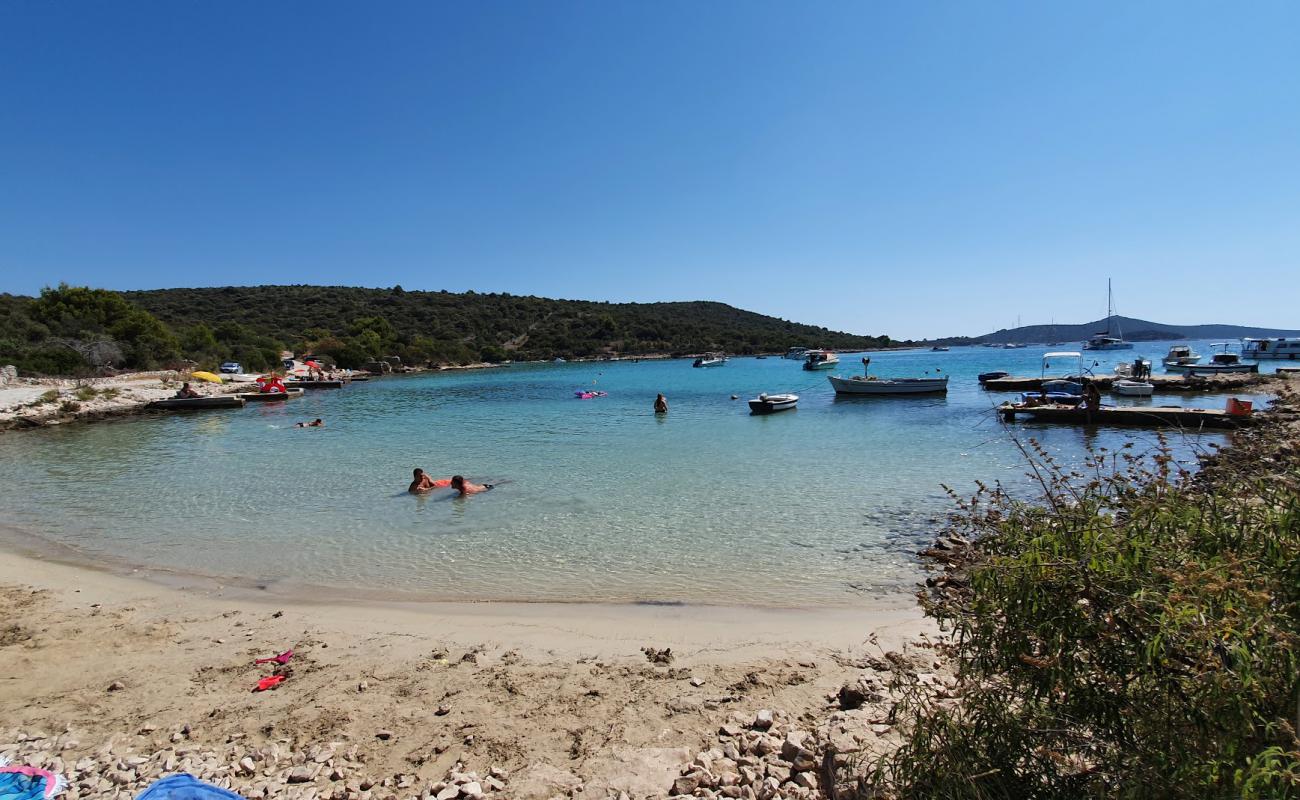 Photo de Old Trogir beach avec sable beige & pierres de surface