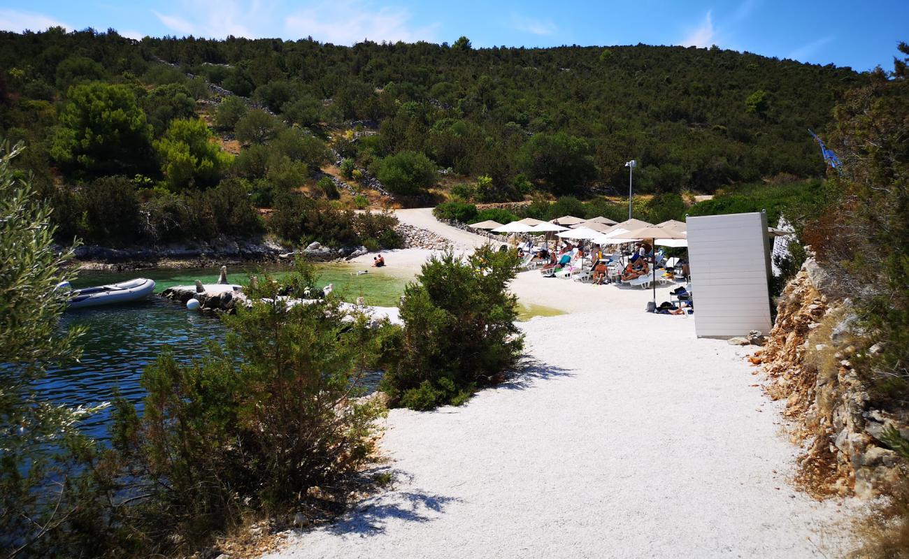 Photo de Uvala Jelinak veli avec galets beige de surface