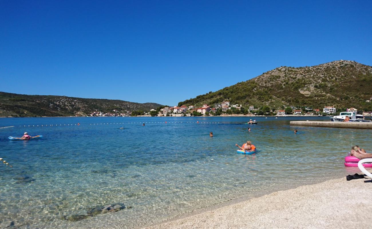 Photo de Poljica beach avec petits galets beige de surface