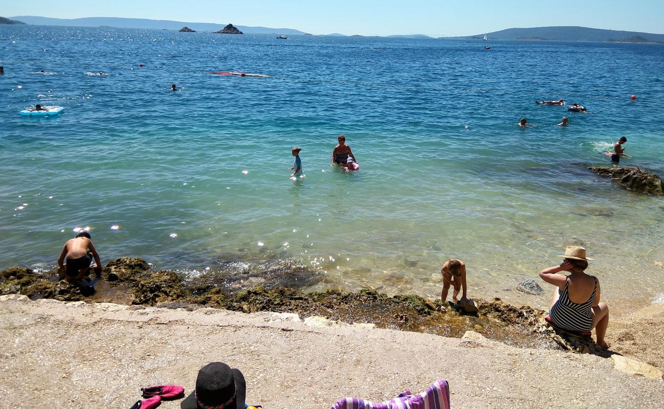 Photo de Seget Vranjica beach avec caillou fin clair de surface