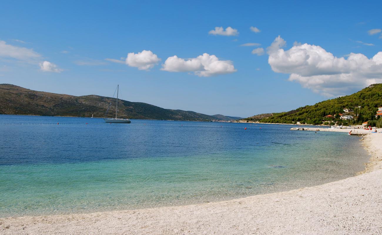 Photo de Plage de Seget avec sable lumineux de surface