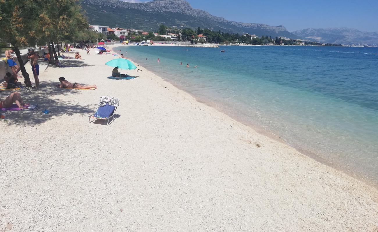 Photo de Dardin beach avec caillou fin clair de surface