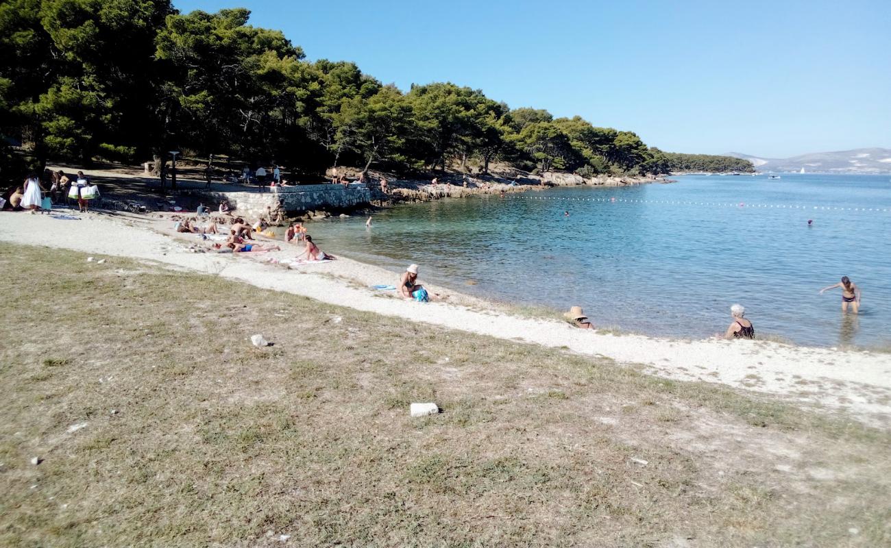 Photo de Prva Voda beach avec caillou clair de surface