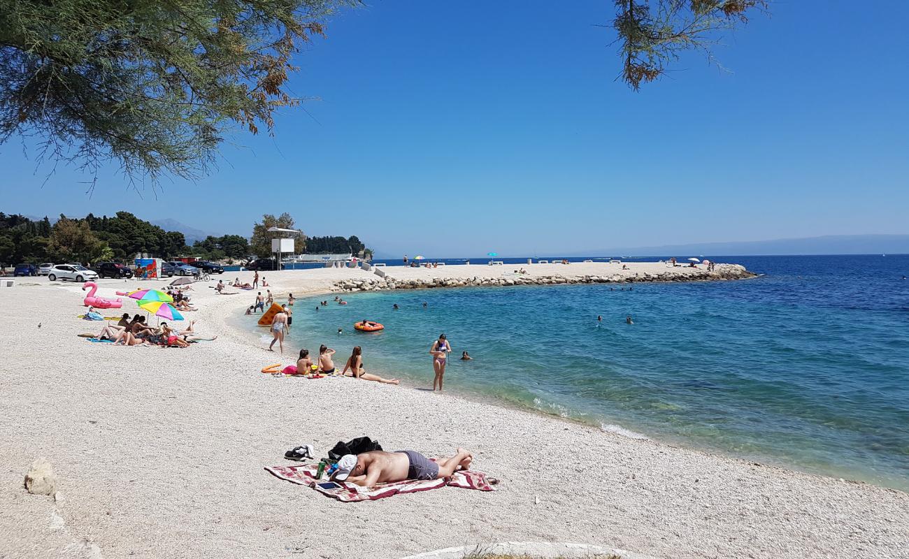 Photo de Obojena beach avec caillou clair de surface