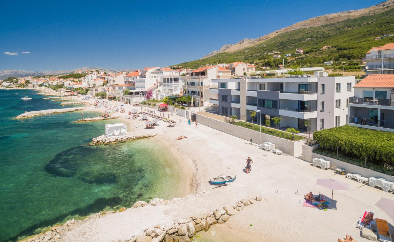 Photo de Podstrana beach avec caillou fin clair de surface