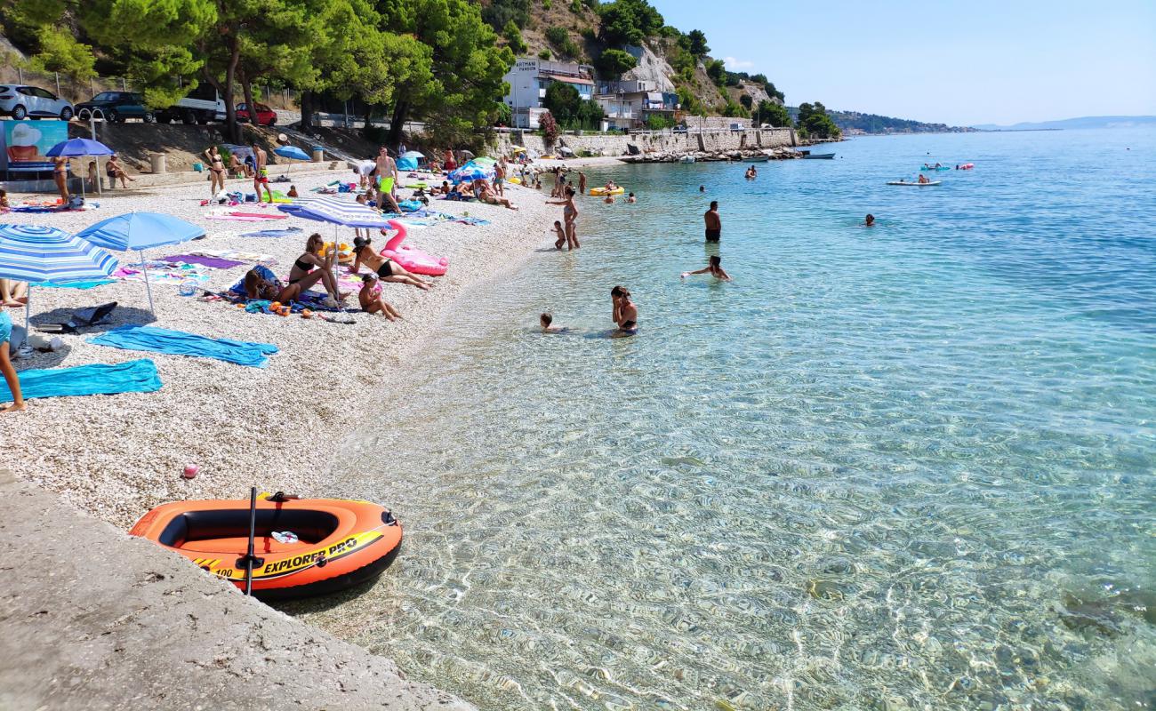 Photo de Krilo beach avec caillou fin clair de surface