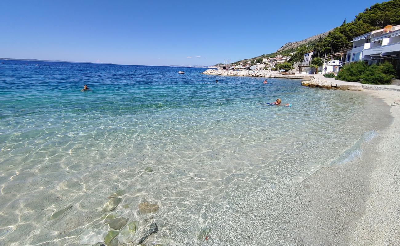 Photo de Poseidon beach avec caillou fin clair de surface