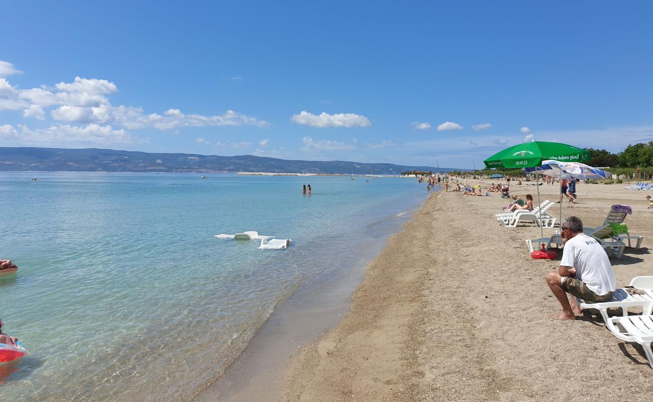 Photo de Omis beach avec sable brun de surface