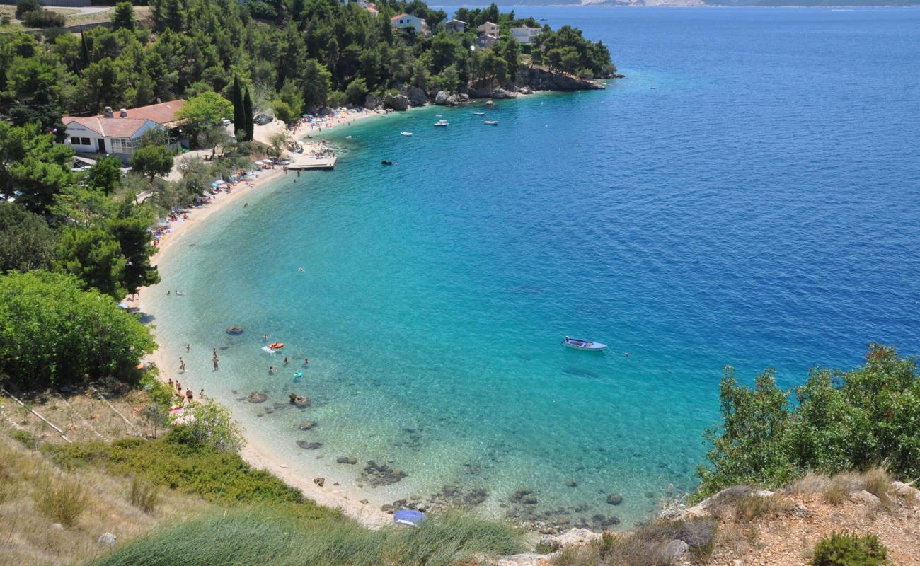 Photo de Plaza Mala Luka avec caillou fin clair de surface