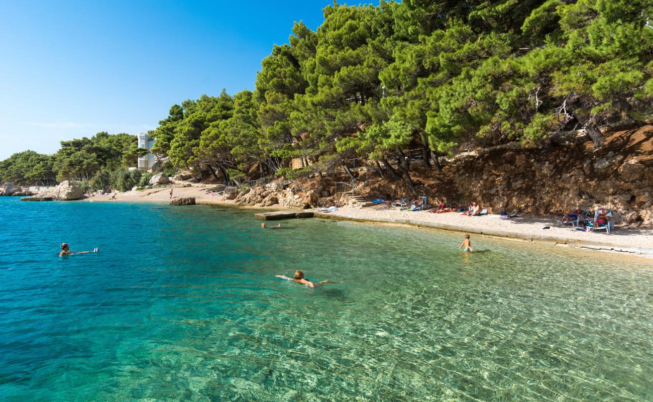 Photo de Plage de Ruskamen avec galets beige de surface