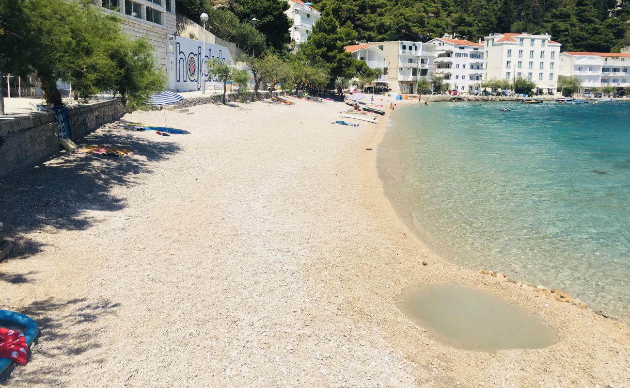 Photo de Mimice beach avec petits galets beige de surface
