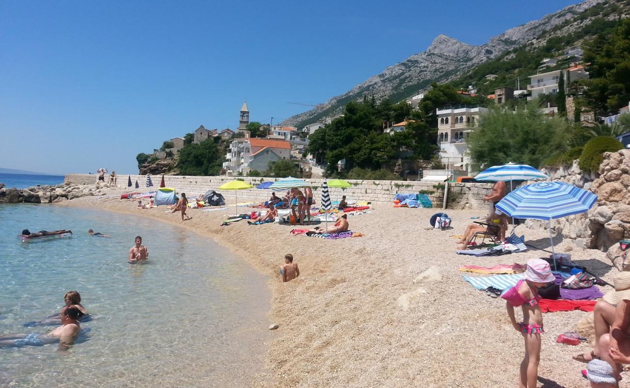 Photo de Pisak beach avec petits galets beige de surface