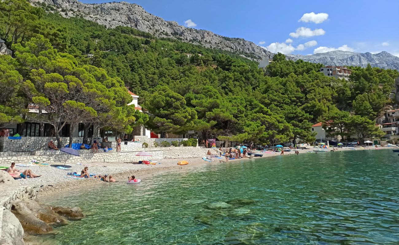 Photo de Plage de Jakirusa avec petits galets beige de surface