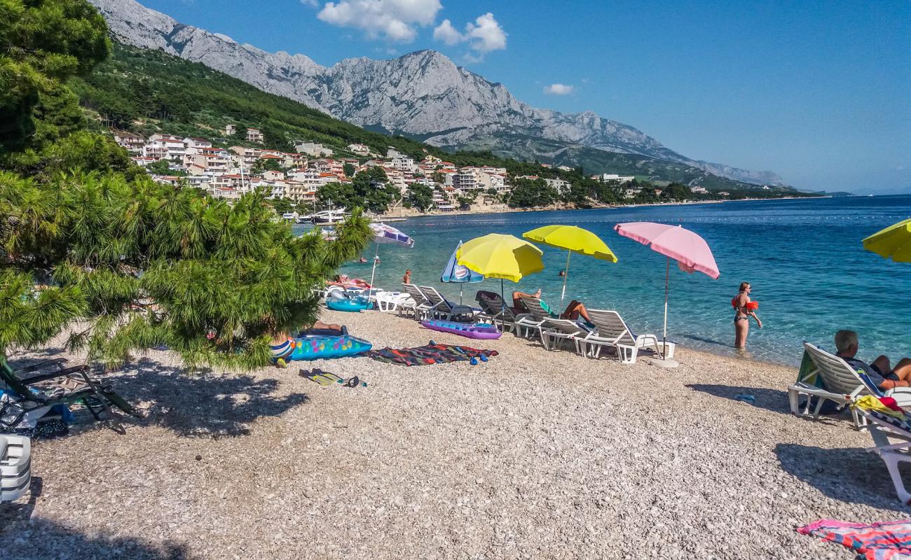 Photo de Plage de Soline avec petits galets beige de surface