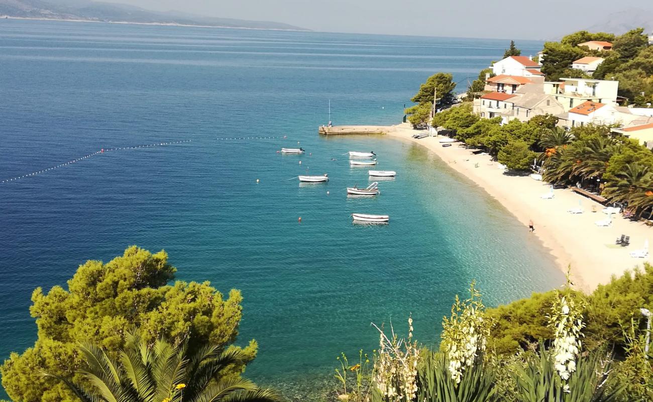 Photo de Zal beach avec galets beige de surface