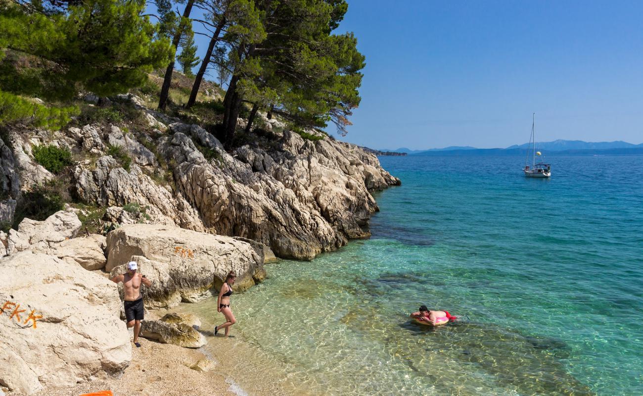 Photo de Plaza Kraljev gaj avec petits galets beige de surface