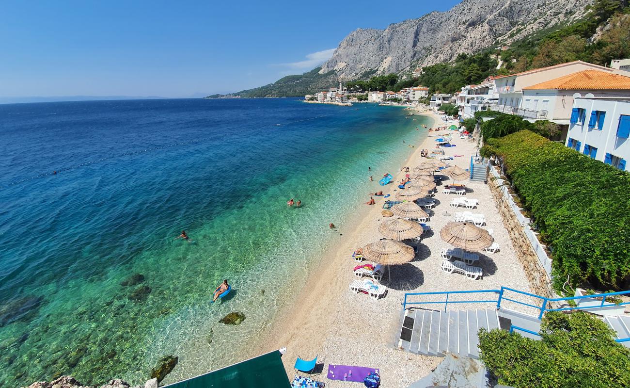 Photo de Izbitac beach avec caillou fin clair de surface