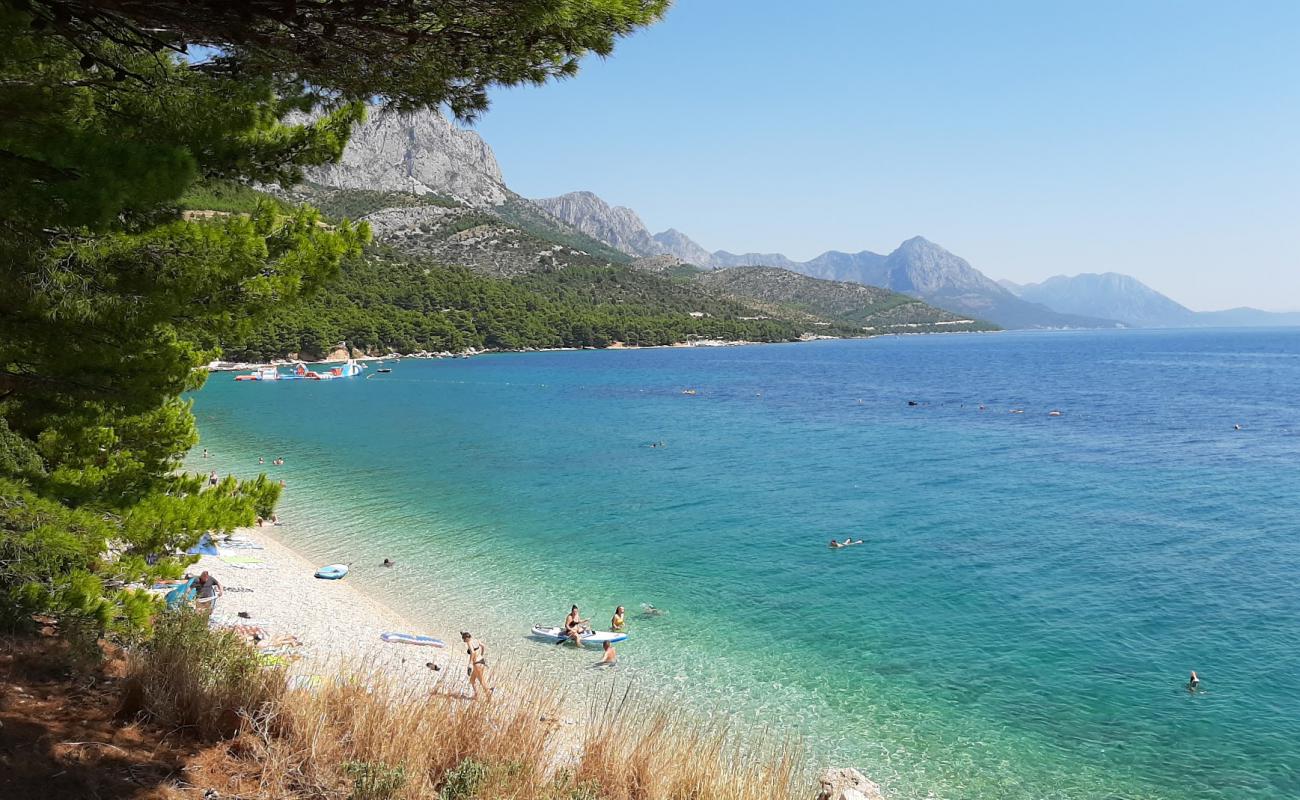 Photo de Dole beach avec caillou fin clair de surface