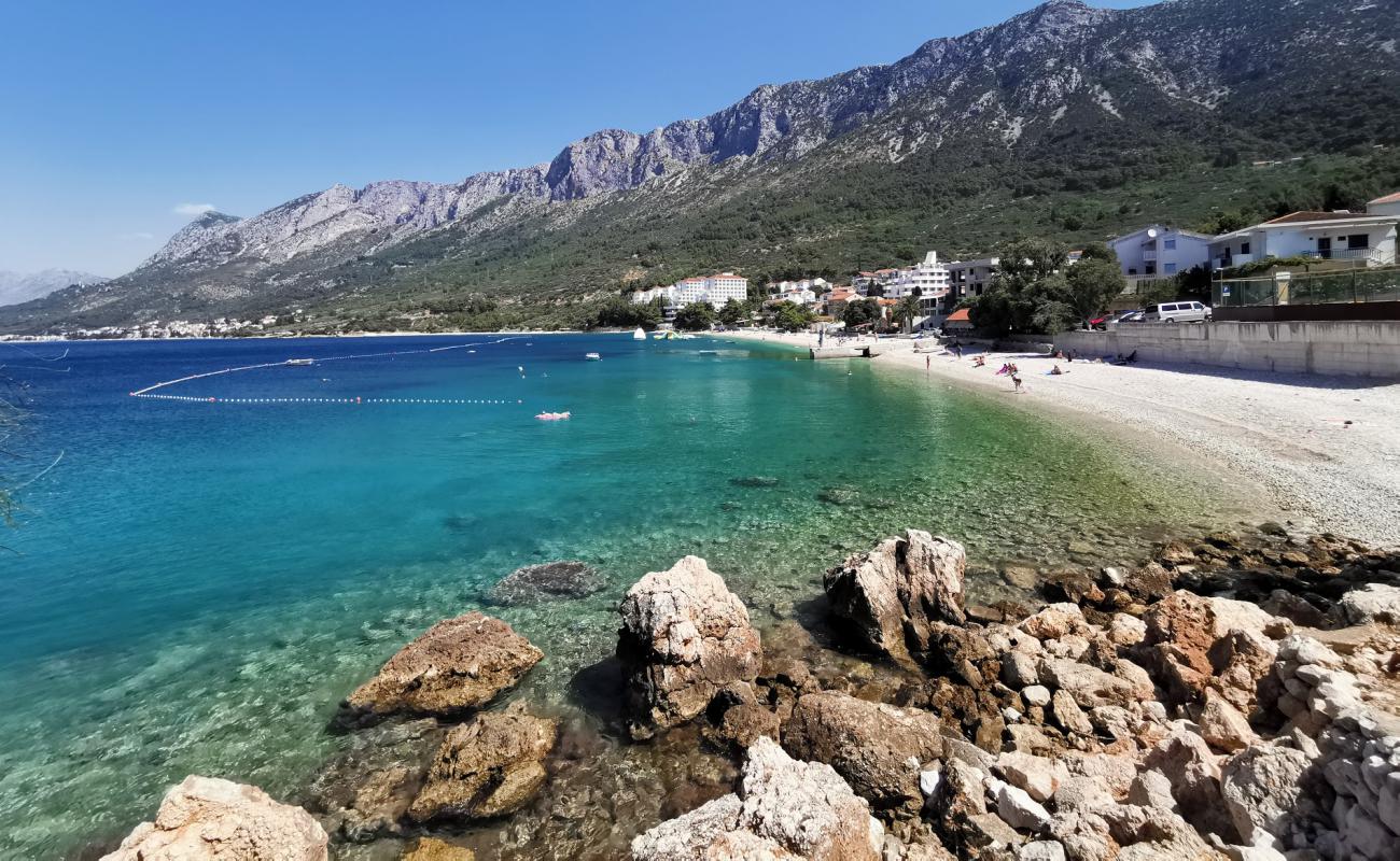 Photo de Gradac beach avec caillou clair de surface