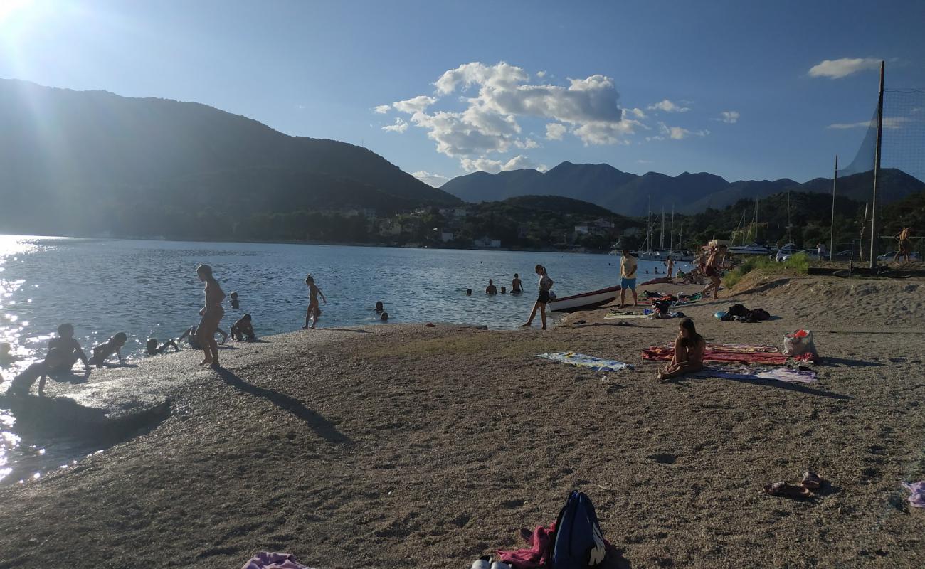 Photo de Trg Ploca beach avec caillou fin brun de surface