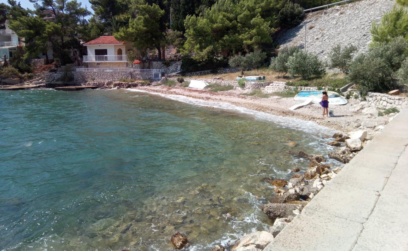 Photo de Radalj beach avec galets beige de surface