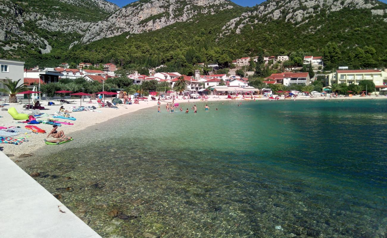 Photo de Plaza Klek avec petits galets beige de surface