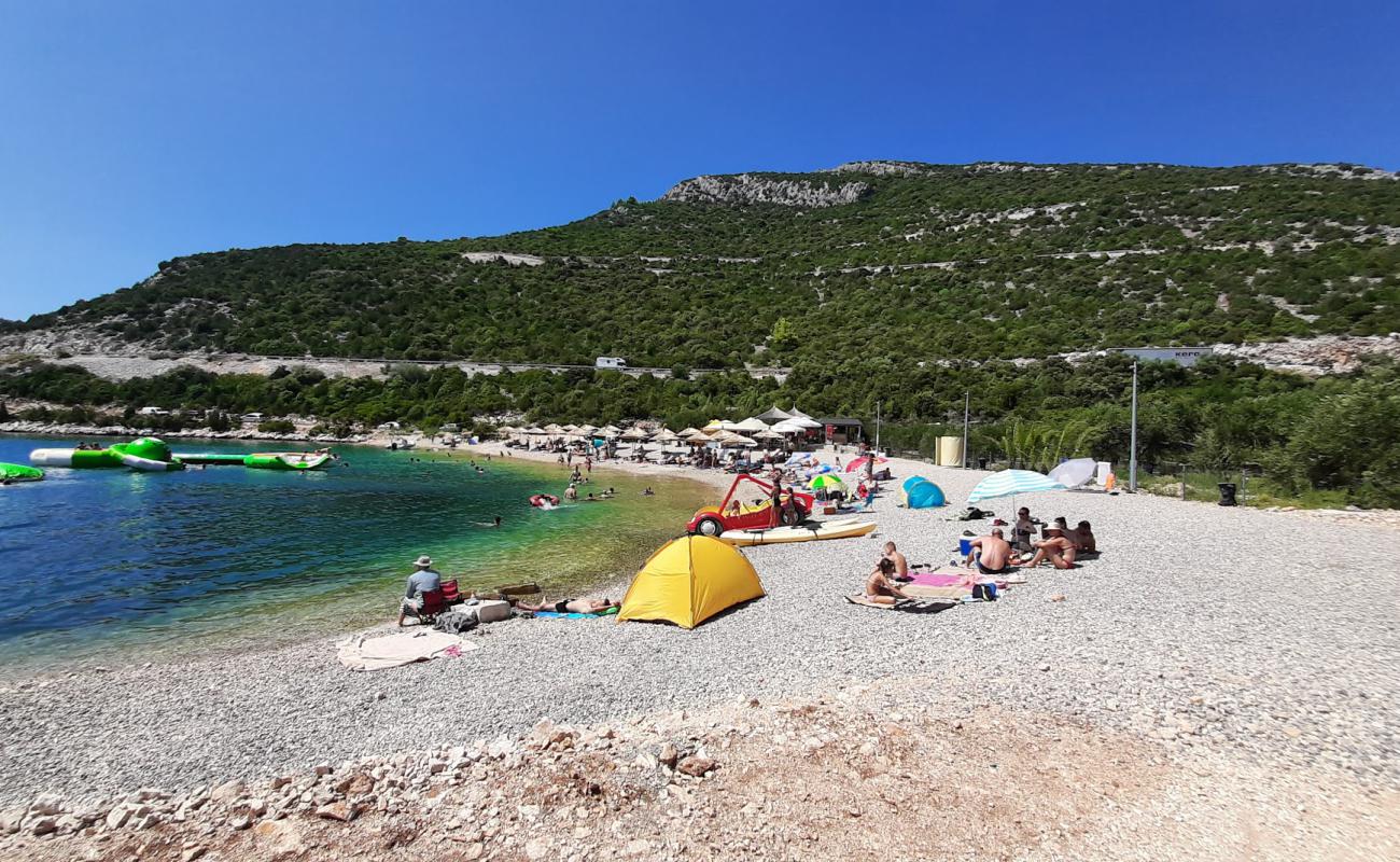 Photo de Uvala Moracna avec galets beige de surface