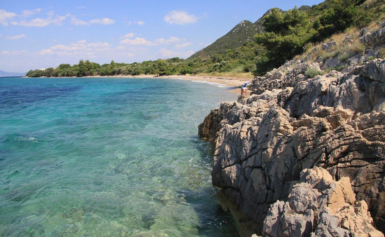 Photo de Salpa beach avec caillou brun de surface