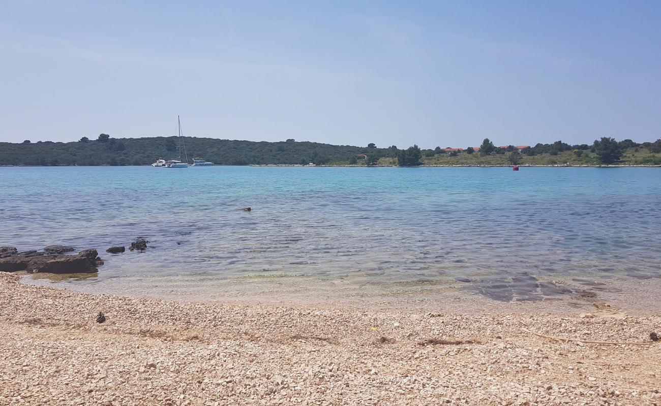 Photo de Kamenica beach avec sable brillant et rochers de surface